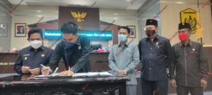 TANDA TANGAN: Ketua DPRD Banjarmasin H Harry Wijaya didampingi Wakil Ketua DPRD Banjarmasin HM Yamin, Matnor Ali dan Tugiatno menandatangani perihal persetujuan bersama penetapan peraturan daerah Banjarmasin tentang Pariwisata Halal