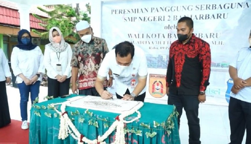 Wali Kota Resmikan Panggung Serbaguna SMPN 2 Banjarbaru