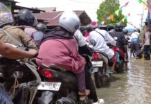 Hindari Kemacetan, Jemaah Haul ke-219 Datu Kelampayan Terobos Banjir