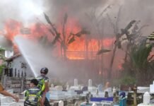 Perkantoran Setda Diselimuti Asap Tebal, Tiga Unit Rumah Warga Hangus Terbakar