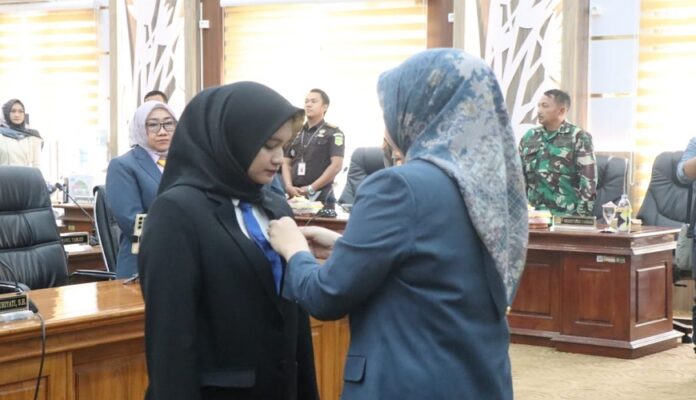 HAIRUNNISSA dipasangkan pin PAW DPRDoleh Ketua DPRD Balangan, Hj Linda Wati.