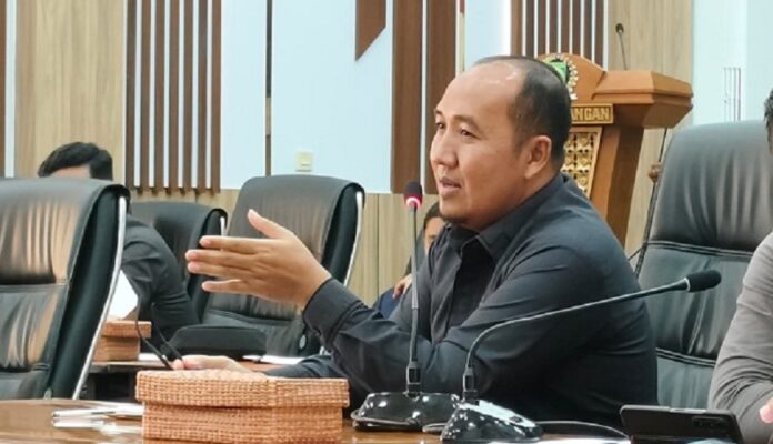 Hafis Ansyari, Ketua Komisi III DPRD Balangan, memberi perhatian pada isu kenaikan tarif PDAM