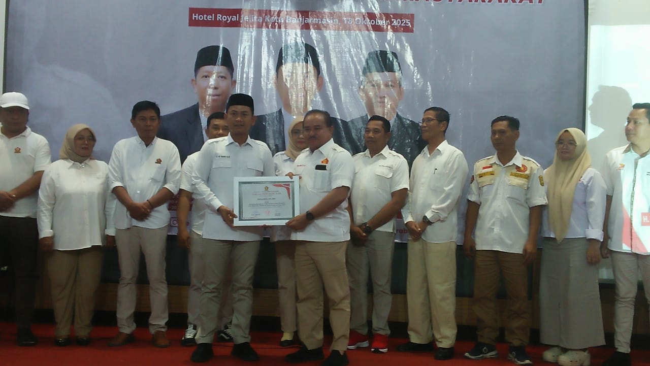 Ketua DPC Partai Gerindra, H Muhammad Yamin HR, menyerahkan piagam penghargaan kepada salah satu pengurus ranting di pelaksanaan Workshop yang digelar di salah satu Hotel di Banjarmasin, Sabtu (18/10/2025)