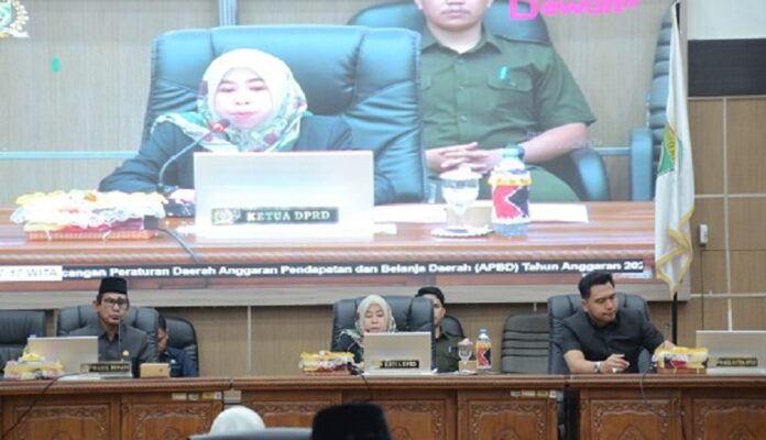 Ketua DPRD Balangan Hj. Linda Wati (tengah) memimpin rapat paripurna penyampaian Raperda APBD 2026