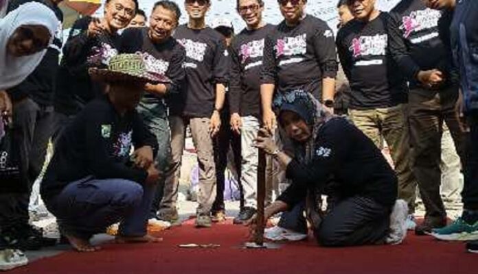 Ketua TP PKK, Hj Sri Huriyati Hadi berpatisipasi pada olahraga tradisional, balogo