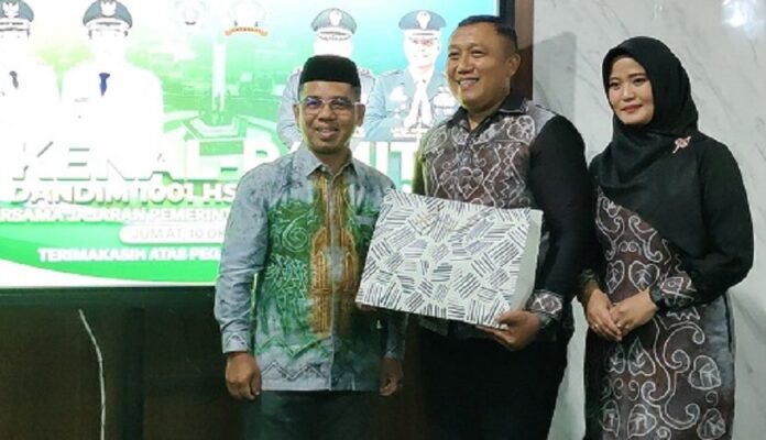 Sekretaris-DPRD-Balangan-H-Tamrin-kiri-saat-memberikan-kenang-kenangan-kepada-Mantan-Dandim-1001-HSUBalangan-Letkol-Kav-Gunantyo-Ady-Wiryawan-kanan-bersama-istri
