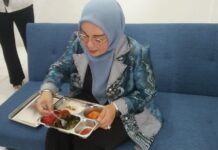 Sambangi SPPG Kerokan, Ketua Komisi IV DPRD Banjarmasin Cicipi Menu MBG