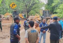 Cuaca Ekstrem, Ruas Jalan di Desa Tiwingan Lama Tertimbun Tanah Longsor