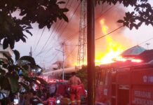 Jelang Adzan Magrib, Kebakaran Gegerkan Warga Kompas Martapura