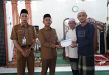 Walikota Banjarmasin Serahkan Bantuan Kemakmuran Masjid dan Insentif Marbot di Masjid Jami Teluk Dalam