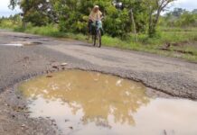 Terdampak Banjir, Ruas Jalan di Desa Pematang Hambawang Rusak