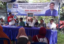 Reses di Jalan Djok Mentaya, Eddy Junaidi Ikut Sosialisasikan Pencegahan Kebakaran Lewat Pemasangan Stiker Khusus