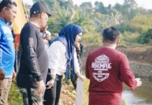 Wali Kota ELH Susur Sungai Sambil Bersih-bersih Bersama Warga
