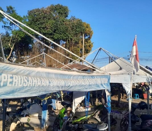 Compang-camping, Pedagang Pasar Buah Astambul Terabaikan